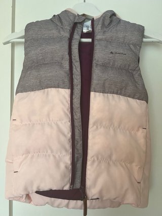 Chaleco acolchado con capucha rosa y gris