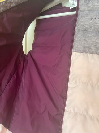 Chaleco acolchado con capucha rosa y gris