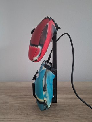 Soporte mandos PS5 con pasacables