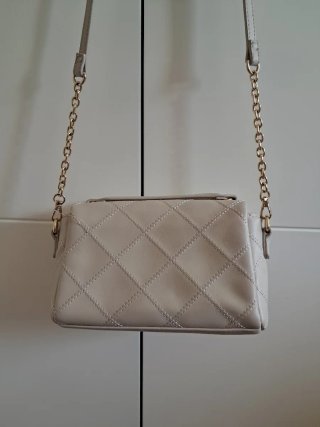 Bolso blanco con cadena dorada