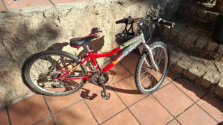 Bicicleta infantil roja
