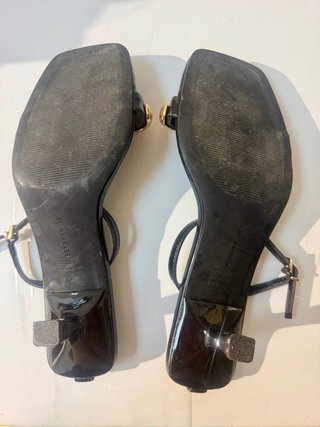 Sandalias negras tacón bajo doradas T39