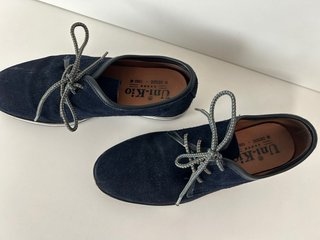 Zapatos de ante azul