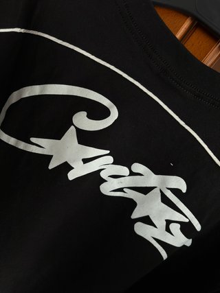 Camiseta negra logo graffiti