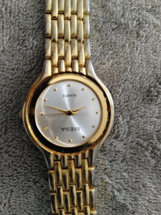 Reloj MEGA Quartz Dorado y Plateado