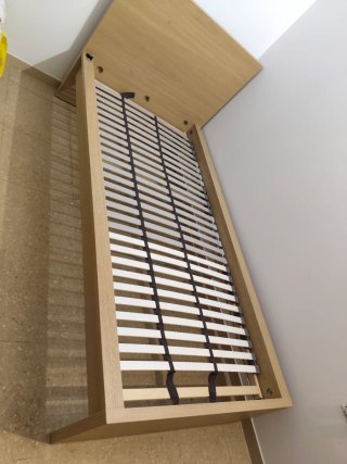 Cama con somier de madera y plástico