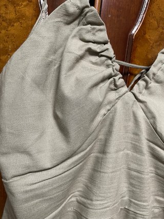Vestido verde midi con tirantes