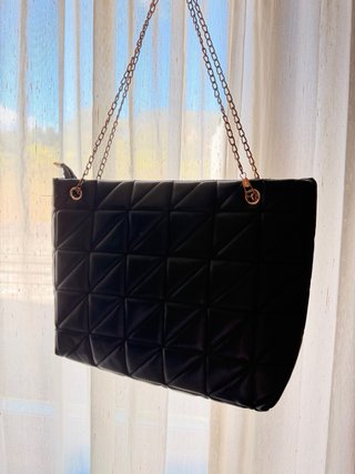 Bolso negro acolchado con cadena