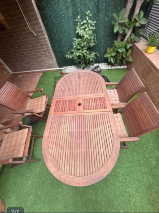 Mesa de jardín y 4 sillas de madera