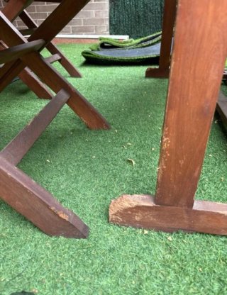 Mesa de jardín y 4 sillas de madera