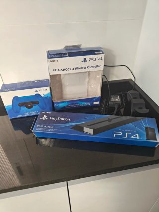 Lote Accesorios Sony PS4: Mando y Soporte