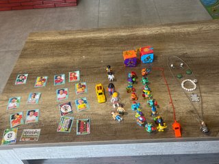 Lote Cromos, Coche, Figuras, Joyas y Silbato