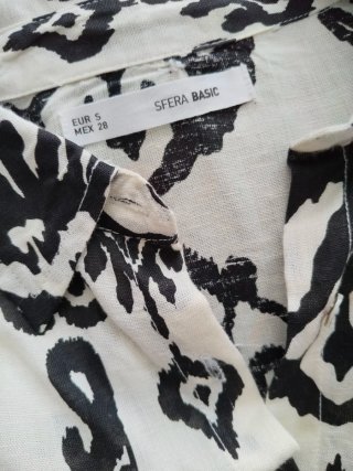 Camisa de botones manga tres cuartos Sfera 20€