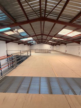 Nave industrial reformada de 910 m² + 110 m²