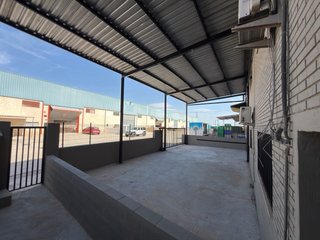 Nave industrial reformada de 910 m² + 110 m²