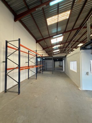 Nave industrial reformada de 910 m² + 110 m²