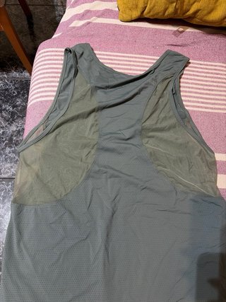Camiseta deportiva verde oliva