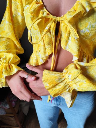 Blusa amarilla veraniega con volantes
