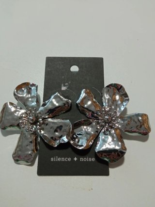 Pendientes grandes plateados flor Silence + Noise