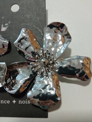 Pendientes grandes plateados flor Silence + Noise