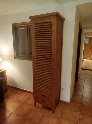 Armario de madera tropical