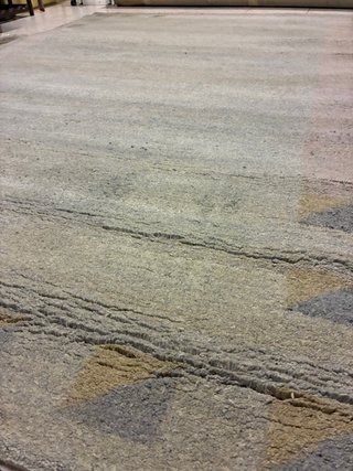 Alfombra beige y gris de tela