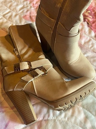 Botines juveniles beige con cremallera y hebillas