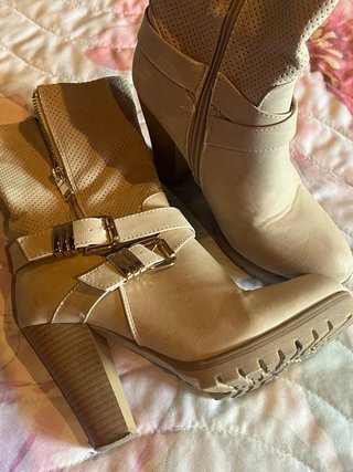 Botines juveniles beige con cremallera y hebillas