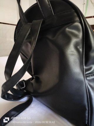 Mochila negra acolchada con charms