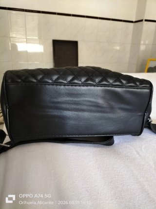 Mochila negra acolchada con charms
