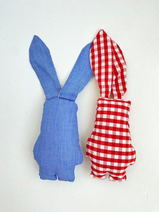 Conjunto 2 coelhos de pano decorativos