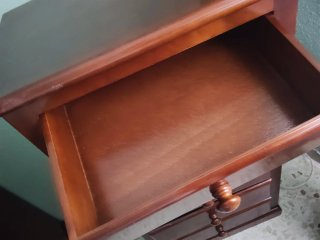 Cajonera de madera oscura