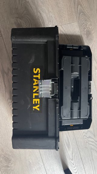 Caja de herramientas Stanley negra y amarilla