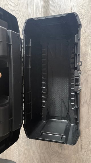 Caja de herramientas Stanley negra y amarilla