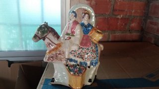 Botijo de cerámica con figuras