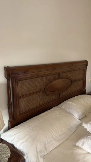 Cabecero de madera con detalles en marqueteria