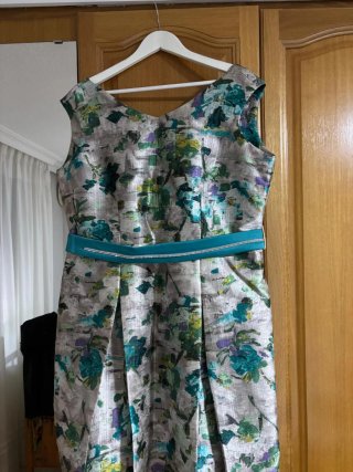 Vestido estampado floral con cinturón