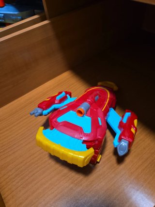 Juguete de plástico rojo y azul