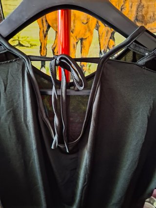 Blusa negra con tiras en hombros
