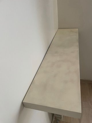 Balda flotante blanca de piedra y madera