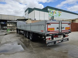 Cabeza tractora  camion iveco y caja con laterales