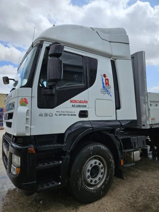 Cabeza tractora  camion iveco y caja con laterales