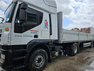 Cabeza tractora  camion iveco y caja con laterales