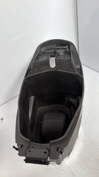 Cofre interior negro para Kymco, Dink 250. Ref. 8126A-KFA9-96N1