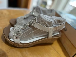 Sandalias Skechers Beverlee – Date Glam con cuña