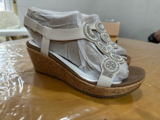 Sandalias Skechers Beverlee – Date Glam con cuña