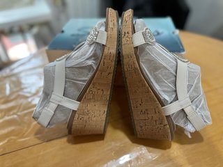 Sandalias Skechers Beverlee – Date Glam con cuña