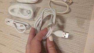 Cables y cargador blanco