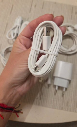 Cables y cargador blanco