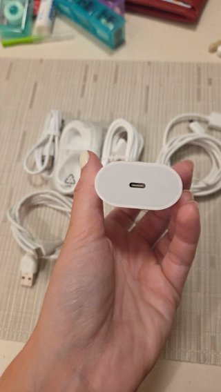 Cables y cargador blanco